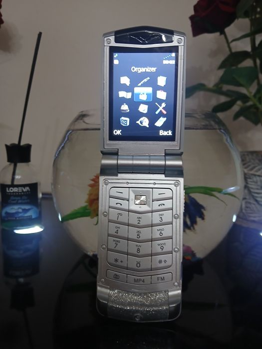Vertu A777 Ayxta xolati ideal / batareyasi rodnoy emas