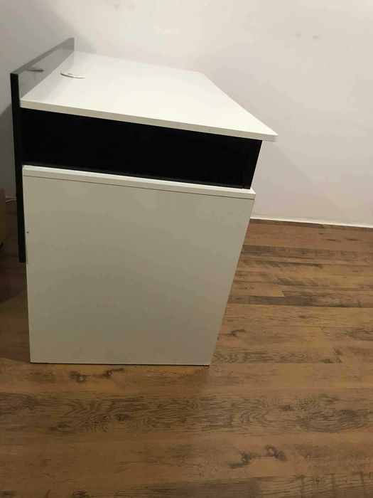 Лакирано бюро с отвор за кабели