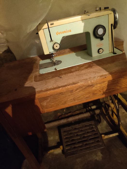 Vând mașina de cusut