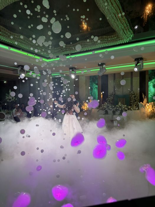 Baloane de fum albe dansul mirilor