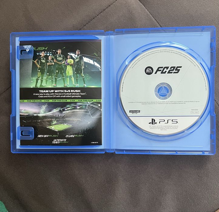 EA FC 25 за PlayStation 5 с метална кутия и подарък шал
