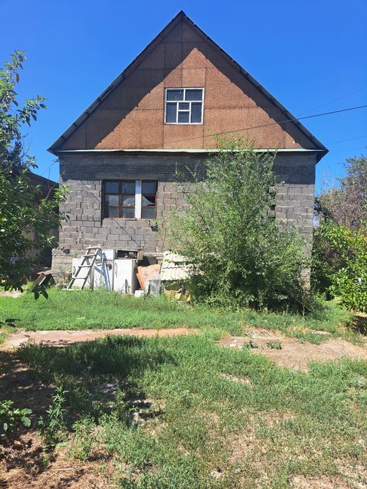 Недостроенный дом, участок 19 соток возле многопрофильной больницы,