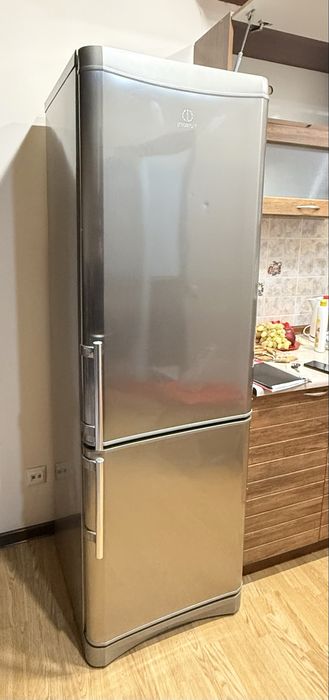 Холодильник Indesit серебряный