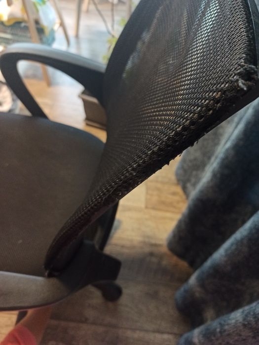 Въртящ се, на колелца офис стол