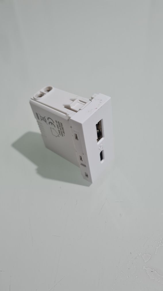 Priza USB 1 modul tip A + C (15w) Schneider Noua Unica  NU301618 alb