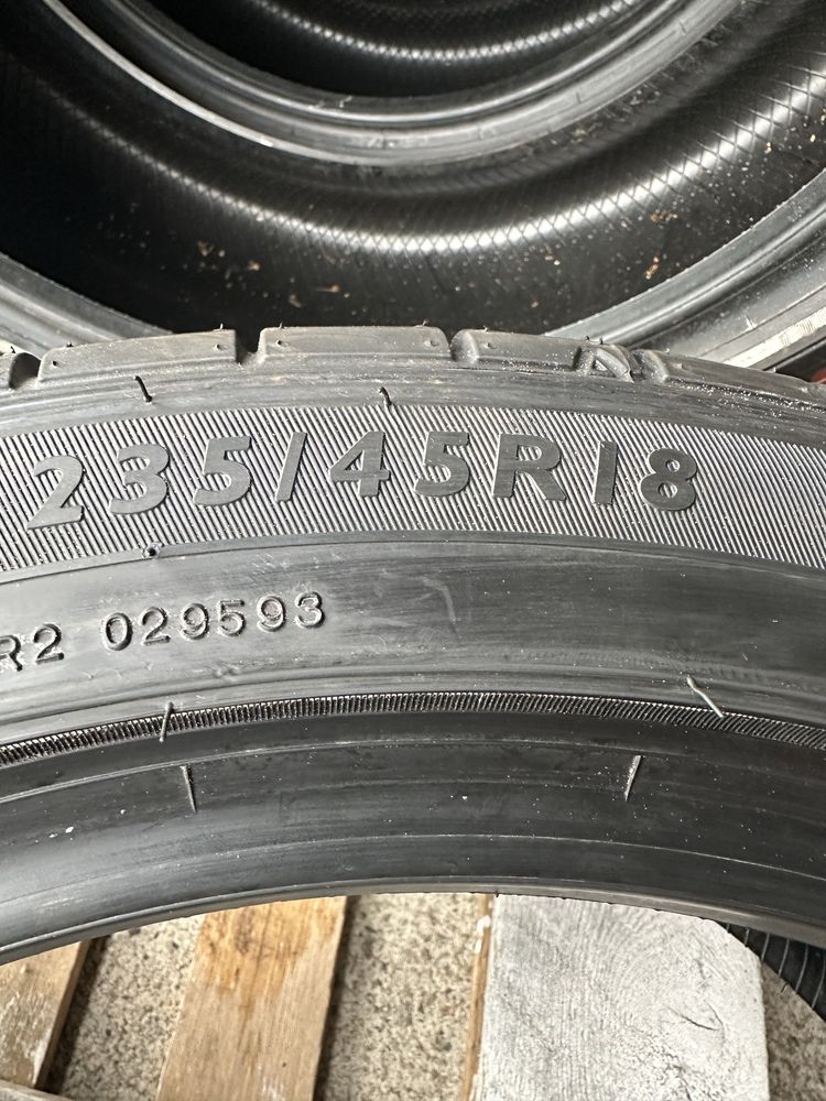 Гуми 235/45/18 Dunlop