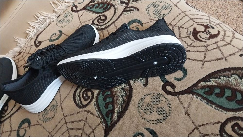 Кроссовки с белыми подошвами