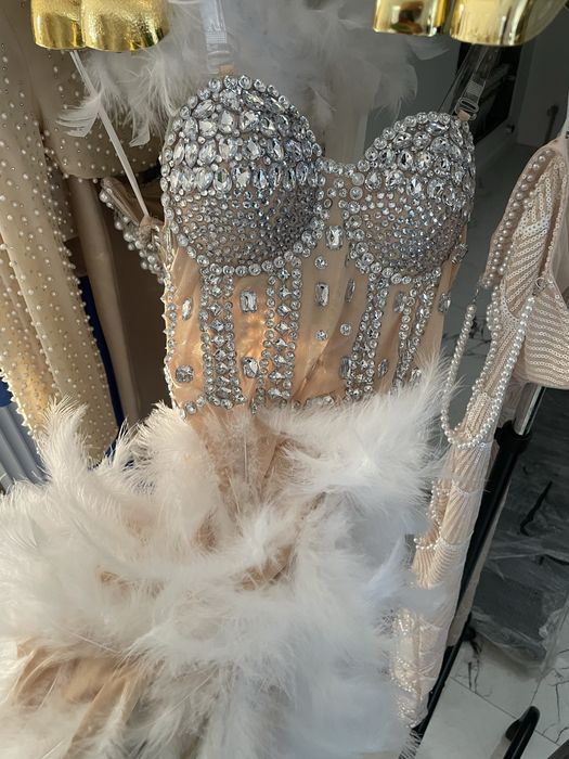 Rochie bijuterie cu pietre si pene