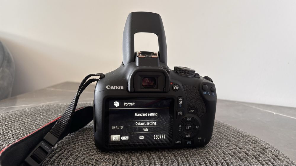 Canon EOS 2000D + obiectiv Canon 50mm