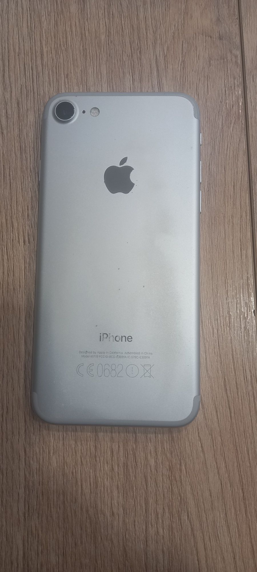 Телефон IPhone  7
