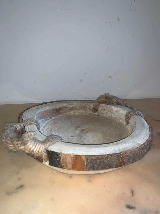 Platou cu sase pahare din lemn sculptat gravat manual