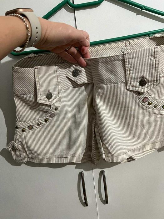 pantaloni scurti dama cu detalii aplica si buzunare la spate marimea S