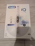 Periuta de dinti Oral B io6 cu defect
