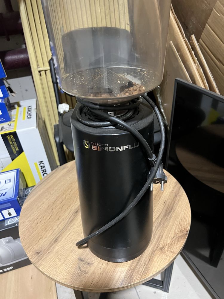 Продам кофемолку nuova simonelli