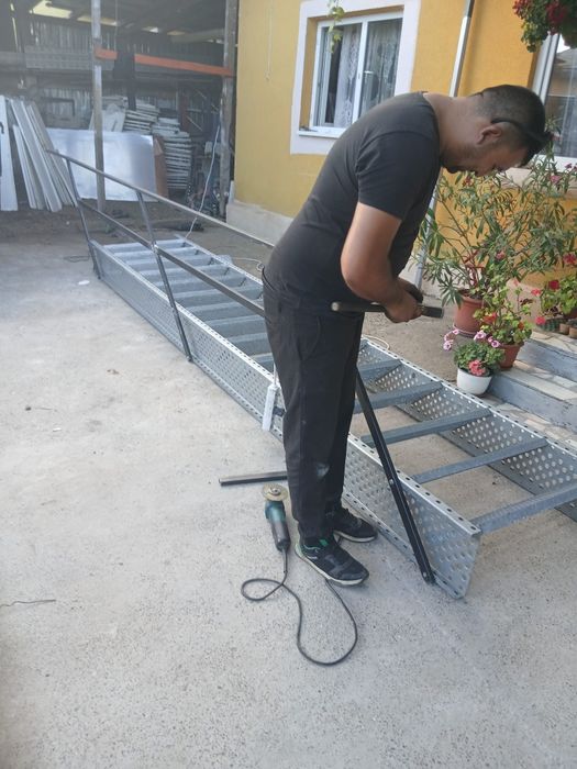 Scara metalica  cu treapta  reglabila