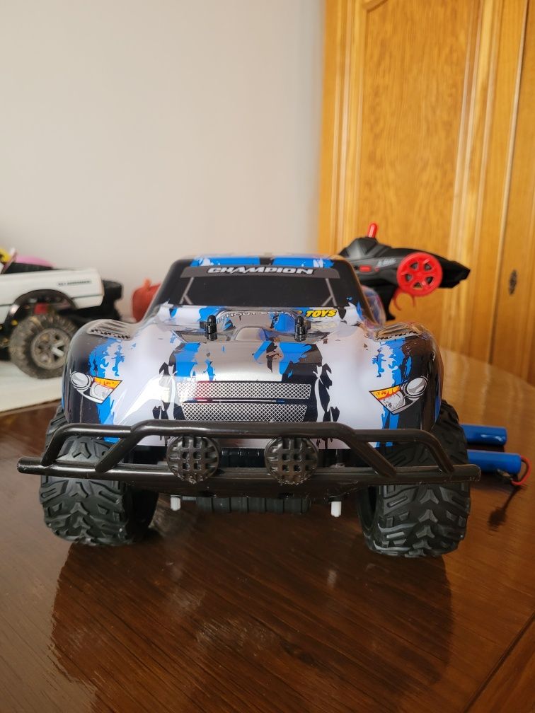 Mașinuța cu telecomandă (RC Car) 1:10