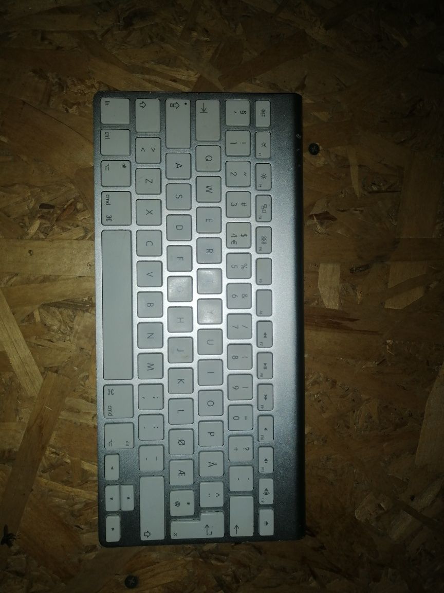 Apple A1314 Wireless Keyboard - US English (MC184LL/B)