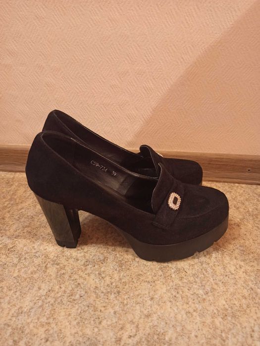 Продам женские туфли черные (нубук).