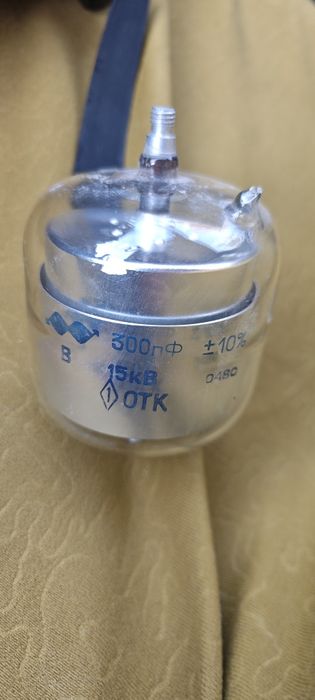 Конденсатор вакуумный (постоянный) 300 пФ 15 кВ
