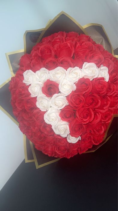 Buchet de trandafiri din sapun cu initiala A