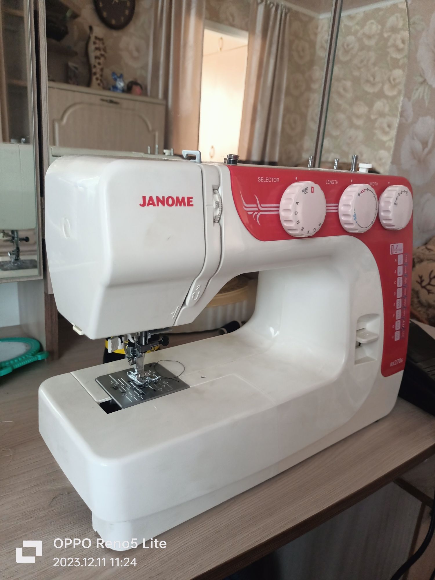 Маш инка швейная JANOME RX270S