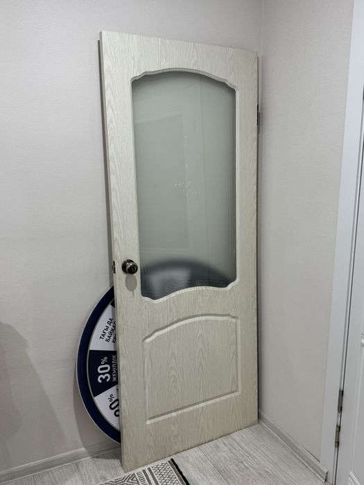 Продам меж.комнатную дверь молочого цвета. Качество отличное.