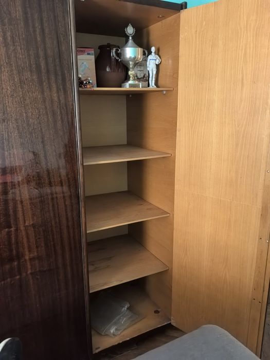 Лакиран гардероб