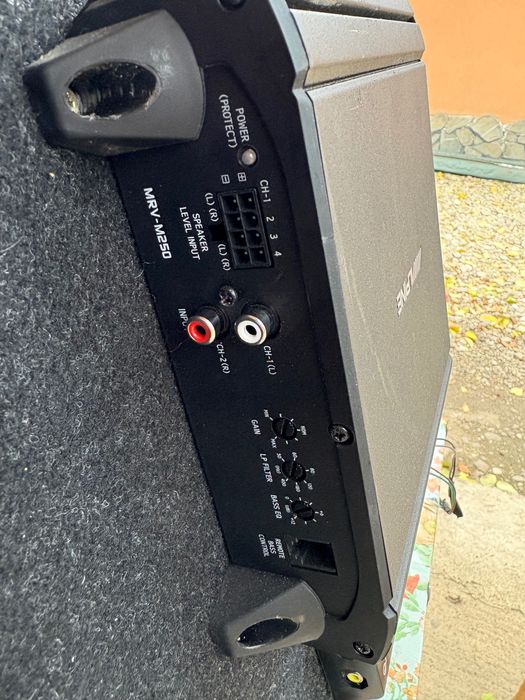 Subwoofer și stație Alpine 800 W