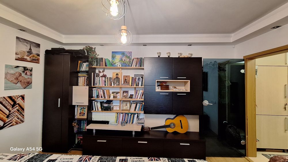 Biblioteca de vanzare