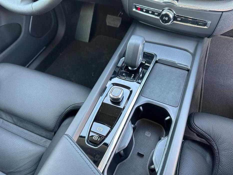 Volvo  XC60 B4  4x4  AWD Plus Mild HYBRID  2023     /          8550 km