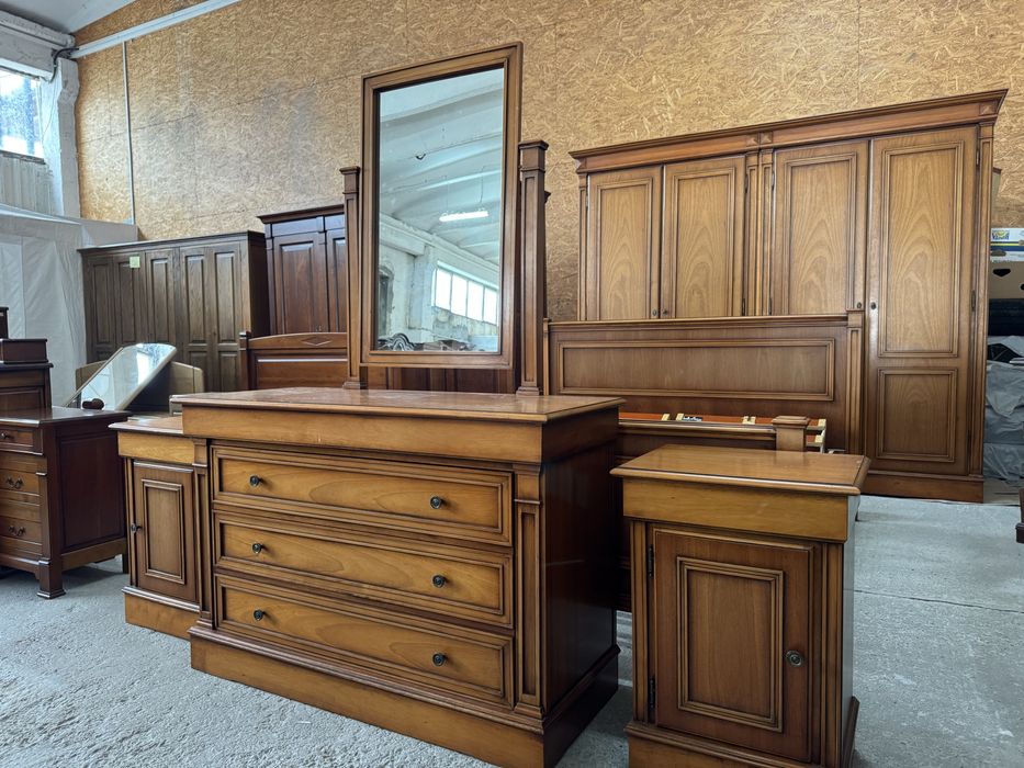 Dormitor complet pat lemn masiv sifonier comoda noptiere oglinda