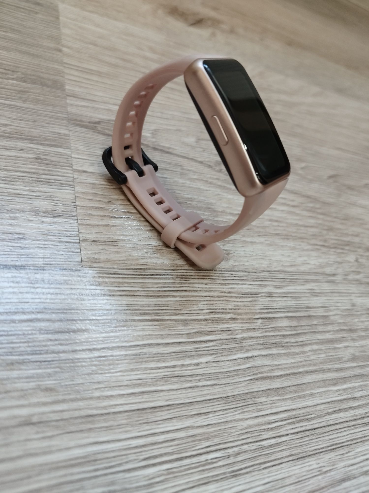 Дамска смарт гривна Huawei Band 6