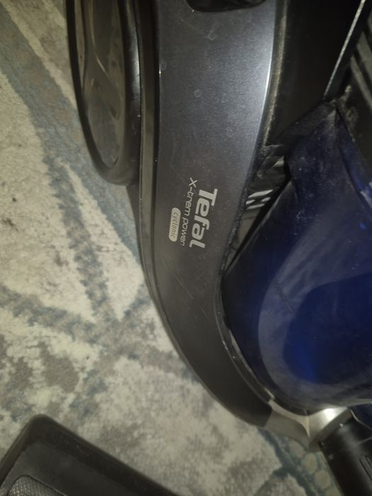 Пылесос, в рабочем состоянии