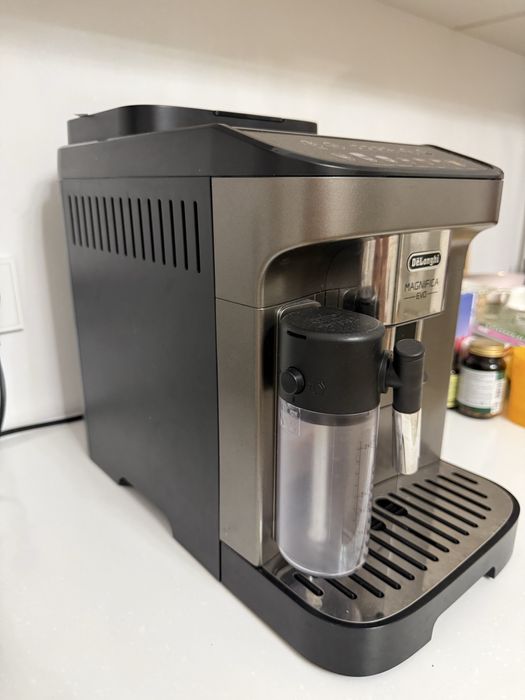 Кофемашина DeLonghi Magnifica Evo.