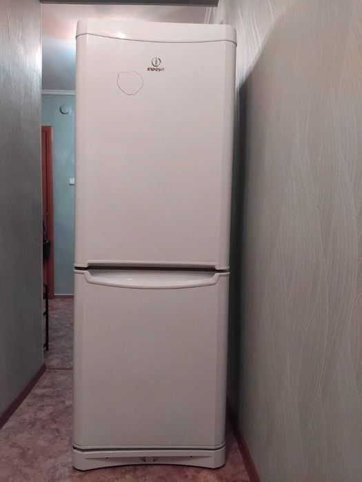 Продам холодильник Indesit  б/у
