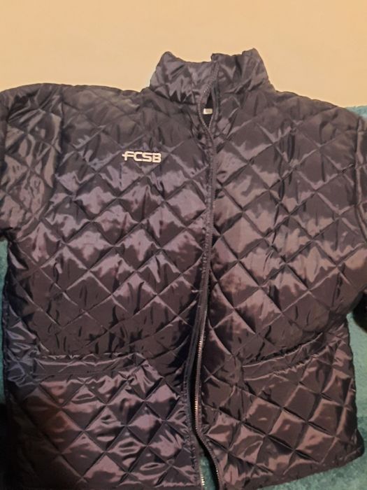 Vând geaca FCSB. Stare impecabila