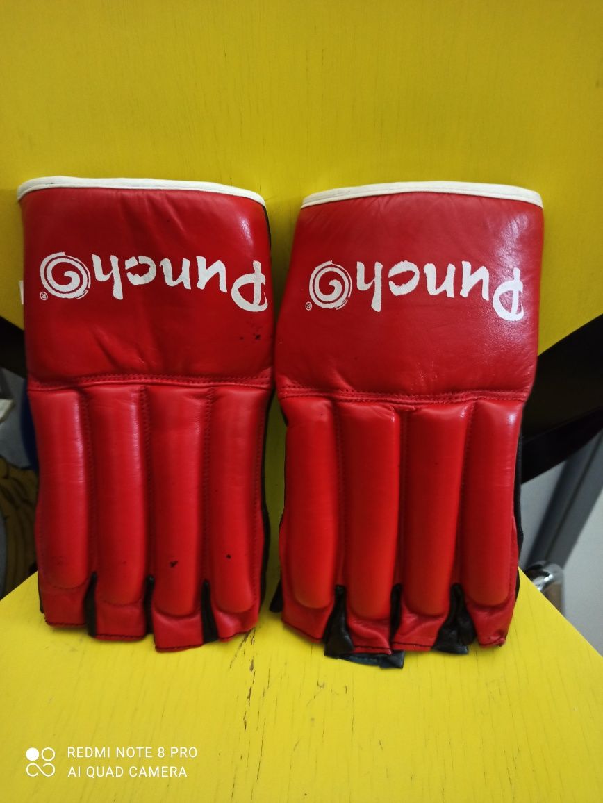 Граплинг ръкавици и боксови ръкавици