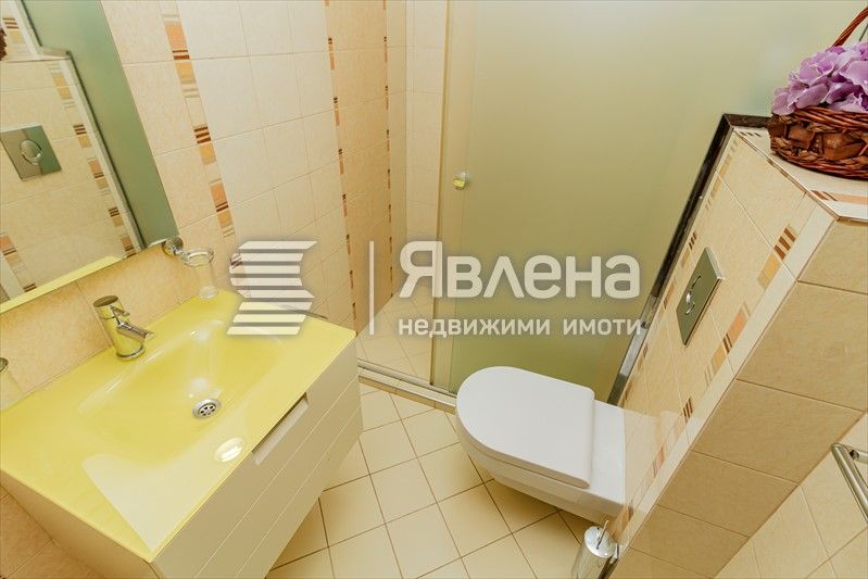 Отличен Многостаен с партерен гараж