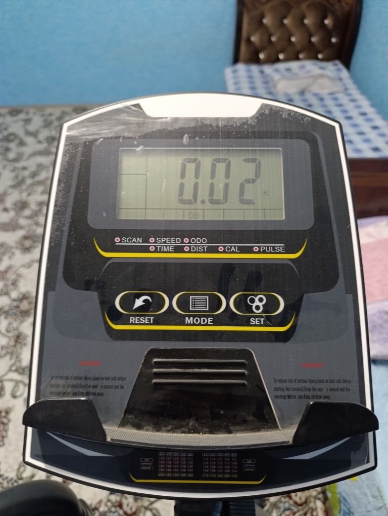 Fitnes Velotrenajor -ko'p funksiyali, displeyda kJ va km ni ko'rsatib