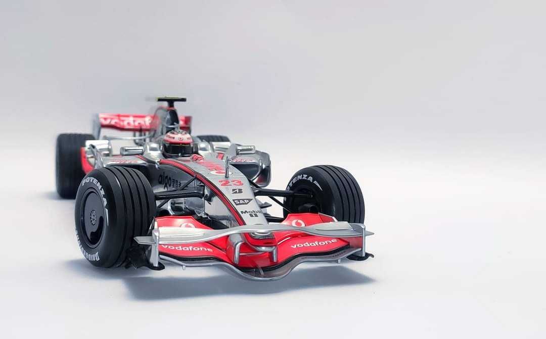 1:18 Vodafone McLaren Mercedes Minichamps