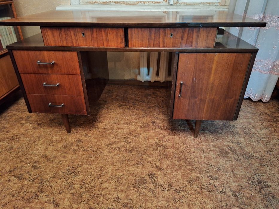 Книжный стол из дерево