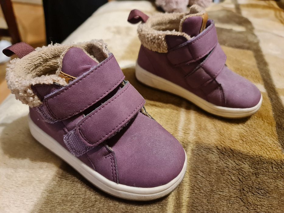 Ghetute fetite imblanite marimea 22 aproape noi