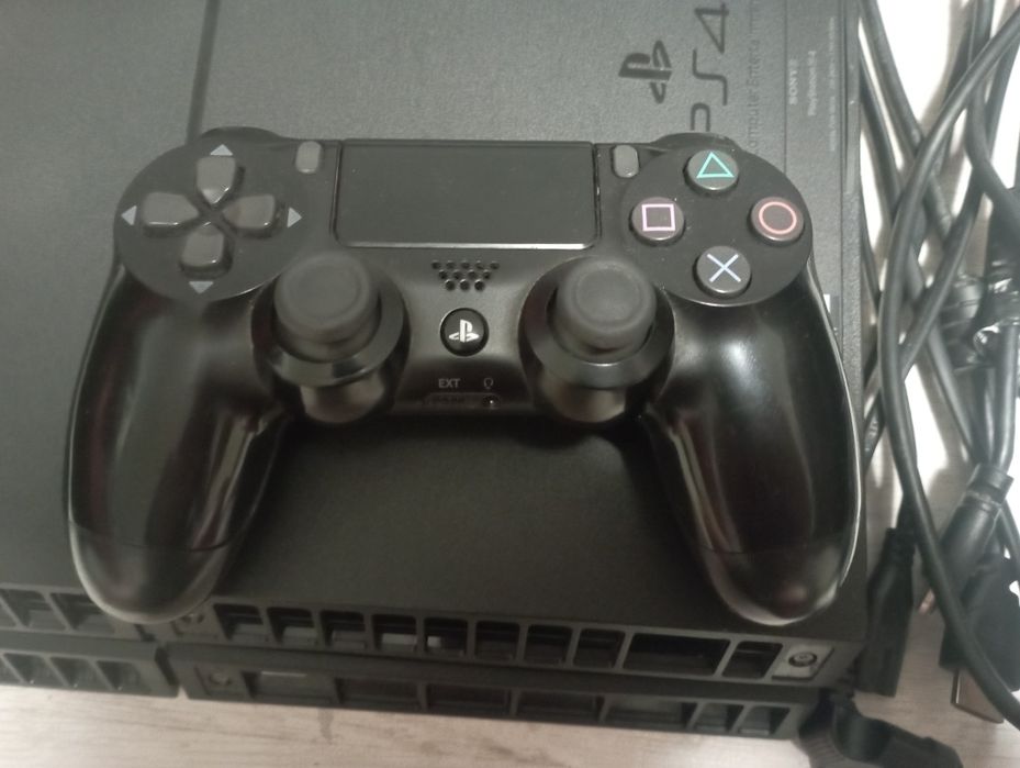 PS4 + 5 jocuri + manetă + accesorii – gata de joacă!

Vând PS4 în s