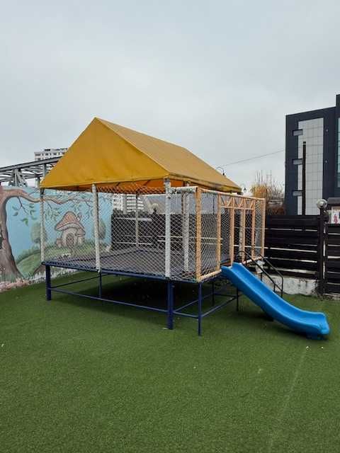 Trambulină profesională 3x3 m – stare excelentă / foarte rezistentă