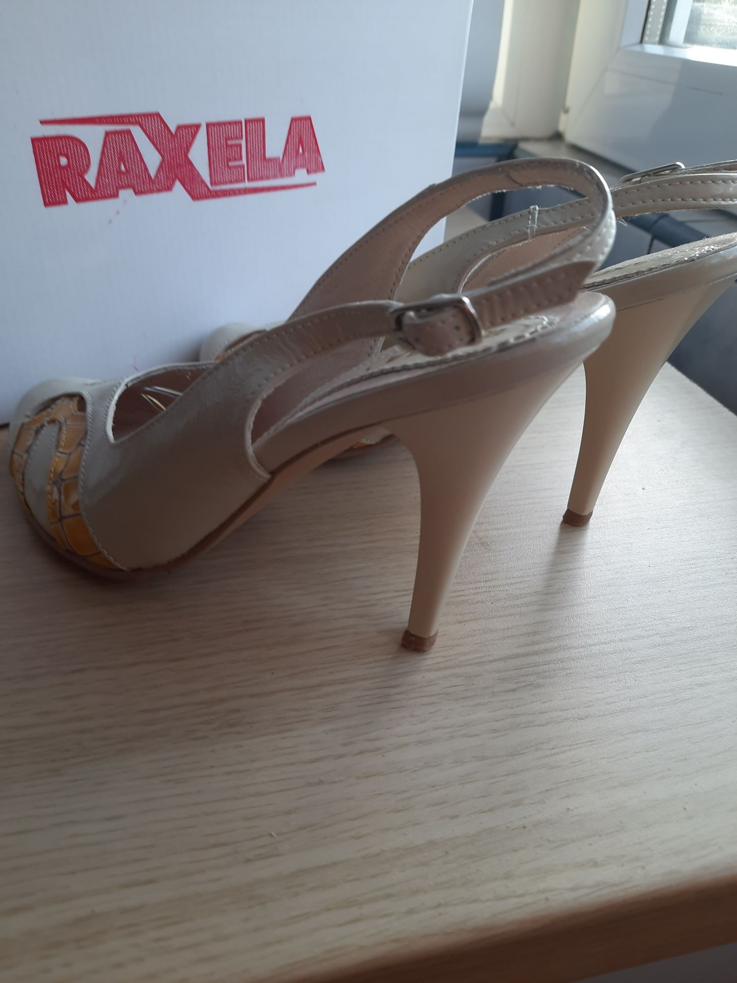 Pantofi decupați, din piele naturală, marca RAXELA.