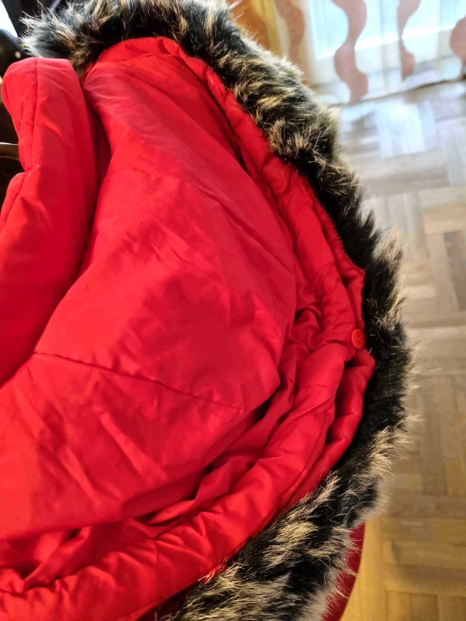 Зимно червено яке с пухкава яка