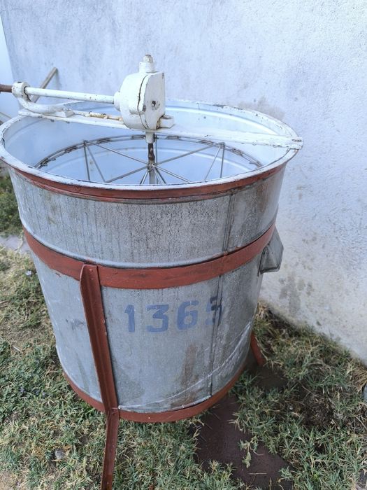 Центрофуга за мед с 16 рамкова кошница