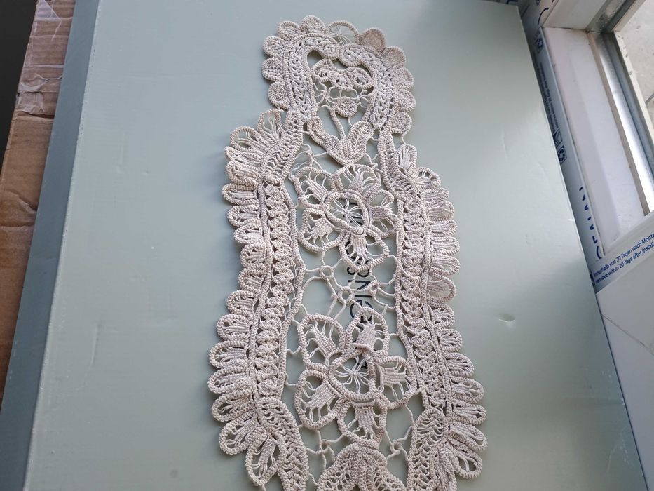Fata de masa mileu floral macrame alb bej vintage retro