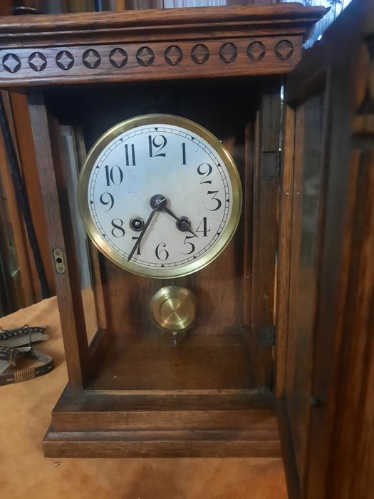 Pendula de birou functionala,carcasa bună,geamuri fatetate