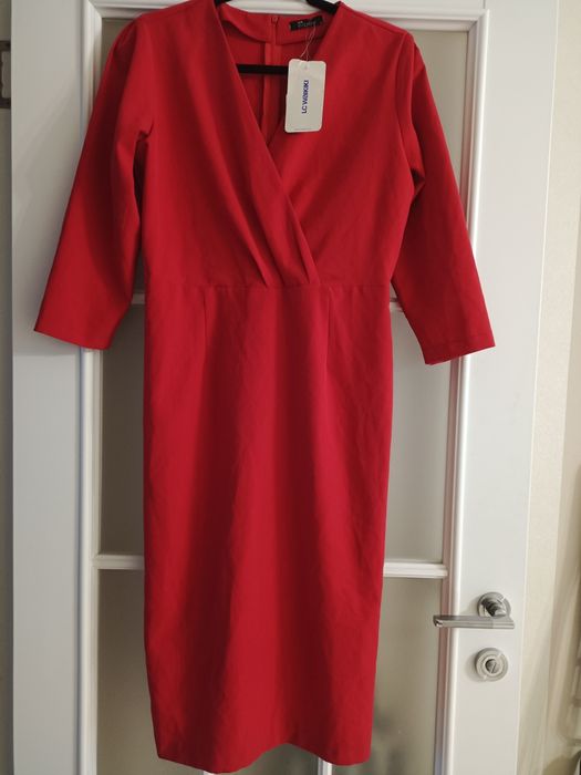 Праздничное новое платье красного цвета